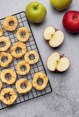 Kurutulmuş elma cipsi. Susuz elmalar. Ev yapımı kurutulmuş organik elma..