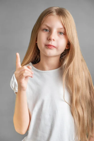 Uzun Açık Renk Saçlı Küçük Şirin Bir Kızın Portresi — Stok fotoğraf