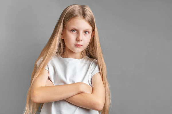 Gri Arka Planda Beyaz Tişörtlü Üzgün Küçük Kızın Portresi — Stok fotoğraf