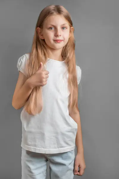 Beyaz Tişörtlü Uzun Açık Renk Saçlı Şirin Küçük Bir Kızın — Stok fotoğraf