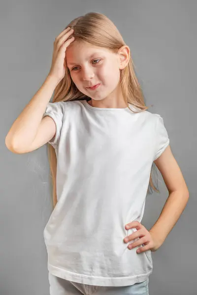 Gri Arka Planda Beyaz Tişörtlü Üzgün Küçük Kızın Portresi — Stok fotoğraf