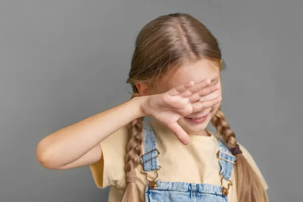 Ein Kleines Mädchen Zeigt Mit Der Hand Ein Zeichen Des Stockbild