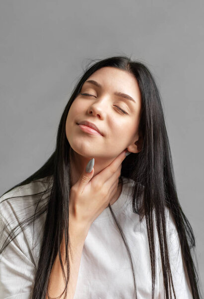 Портрет улыбающейся девочки-подростка.