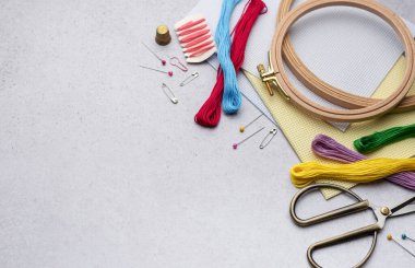 Masadaki nakış, çember, kumaş, iplik ve diğer aksesuarlar..