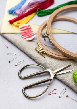 Masadaki nakış, çember, kumaş, iplik ve diğer aksesuarlar..