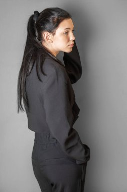 Güzel genç bir iş kadını portresi, uzun saçlı tatlı bir kız.