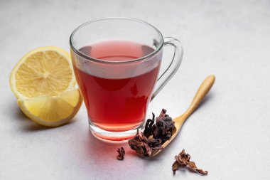 Hibiscus çayı ve cam bardak. Masada bir fincan amberçiçeği çayı.