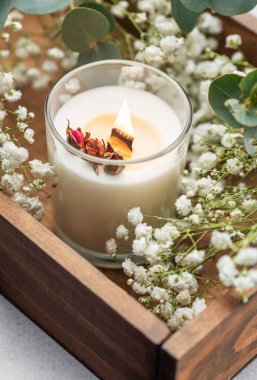 Masada romatik mum var. Kavanozdaki soya mumları. Aromaterapi ve spa 'da ve evde rahatlamak. Durgun hayat.
