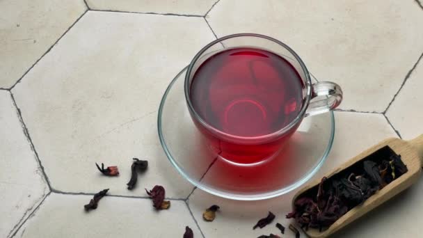 桌上放着杯子里的红芙蓉茶 — 图库视频影像