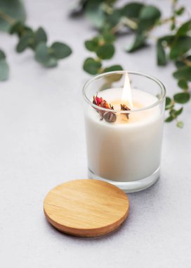 Masada romatik mum var. Kavanozdaki soya mumları. Aromaterapi ve spa 'da ve evde rahatlamak. Durgun hayat.