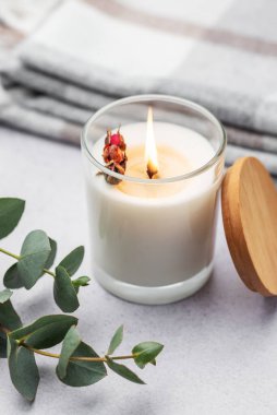 Masada romatik mum var. Kavanozdaki soya mumları. Aromaterapi ve spa 'da ve evde rahatlamak. Durgun hayat.