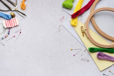 Masadaki nakış, çember, kumaş, iplik ve diğer aksesuarlar..