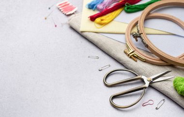 Masadaki nakış, çember, kumaş, iplik ve diğer aksesuarlar..