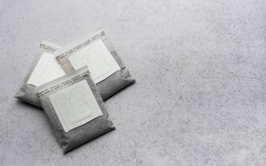 Kağıtları gri beton zemine dök