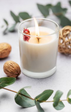 Masada romatik mum var. Kavanozdaki soya mumları. Aromaterapi ve spa 'da ve evde rahatlamak. Durgun hayat.