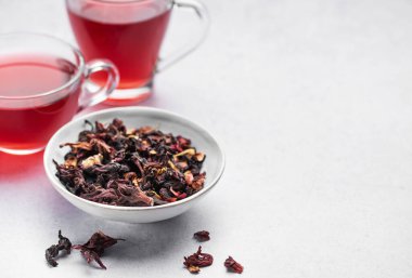 Bir bardak sıcak amberçiçeği çayı ve kurutulmuş Hibiscus çay yaprakları.. 