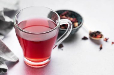 Bir bardak sıcak amberçiçeği çayı ve kurutulmuş Hibiscus çay yaprakları.. 