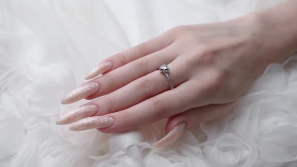 Красивые Руки Молодой Женщины Жемчужным Маникюром Ногтях Белом Фоне — стоковое видео
