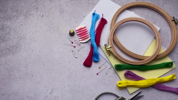 手刺繍のための供給 キャンバス ハサミ 綿糸が付いているフープ — ストック動画