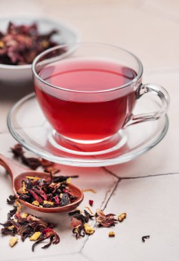 Bir bardak sıcak amberçiçeği çayı ve kurutulmuş Hibiscus çay yaprakları.. 