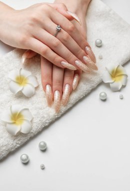 Manikürlü ve inci ojeli tırnaklar..