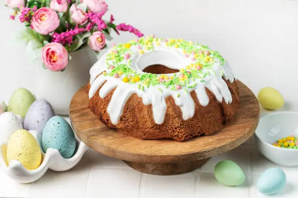 Pääsiäiskakku Pääsiäismunien Kanssa Kotitekoinen Vanilja Bundt Kakku — kuvapankkivalokuva