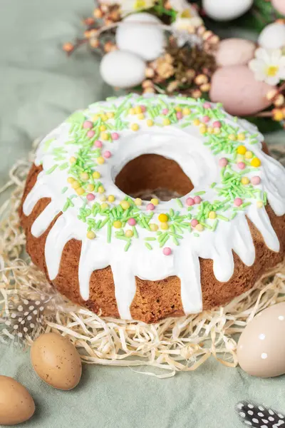 Pääsiäiskakku Pääsiäismunien Kanssa Kotitekoinen Vanilja Bundt Kakku — kuvapankkivalokuva