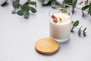 Masada romatik mum var. Kavanozdaki soya mumları. Aromaterapi ve spa 'da ve evde rahatlamak. Durgun hayat.