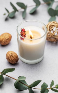 Masada romatik mum var. Kavanozdaki soya mumları. Aromaterapi ve spa 'da ve evde rahatlamak. Durgun hayat.