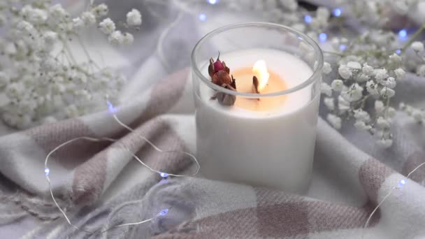 Schöne Handgemachte Brennende Kerze Gemütliche Atmosphäre Haus — Stockvideo