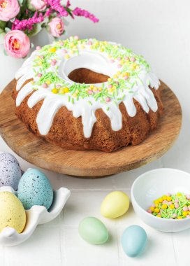 Paskalya Yumurtalı Paskalya Tavşanı Keki. Ev yapımı vanilyalı kek.. 