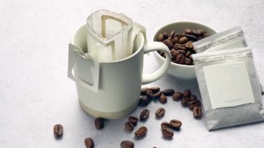 Kahve torbasını fincanda öğütülmüş kahveyle ıslat. Evde taze demlenmiş kahve yapıyorum..  