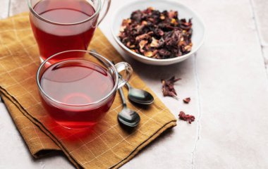 Bir bardak sıcak amberçiçeği çayı ve kurutulmuş Hibiscus çay yaprakları.. 