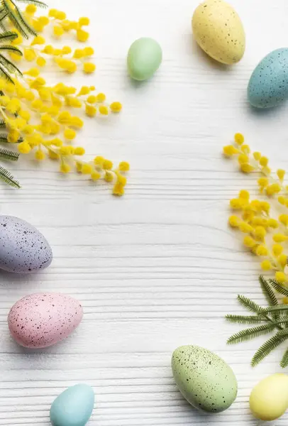 Värikäs Pääsiäismunia Mimosa Kukkia Puinen Pöytä Top Näkymä Kopioi Tilaa — kuvapankkivalokuva