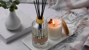 Aroma kokulu sazlık difüzyon camı kokulu mumla birlikte tepside.