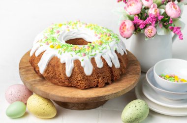 Paskalya Yumurtalı Paskalya Tavşanı Keki. Ev yapımı vanilyalı kek.. 