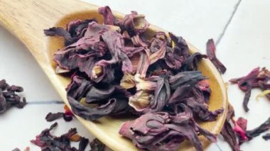 Masada Kuru Hibiscus Çayı ile kaşık
