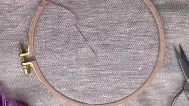 テーブルの刺繍フープ 糸および他の付属品 — ストック動画