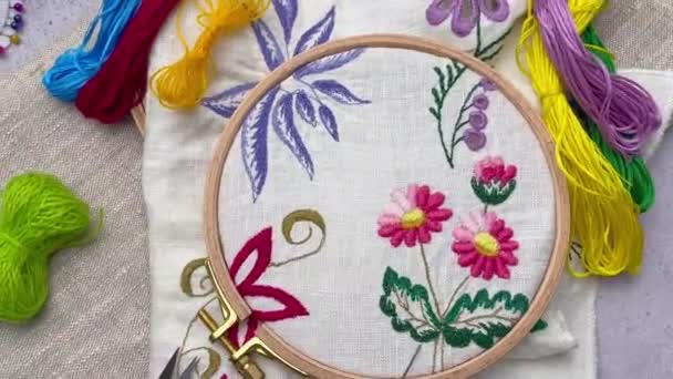用彩色线在白布上绣花餐巾的工艺 — 图库视频影像