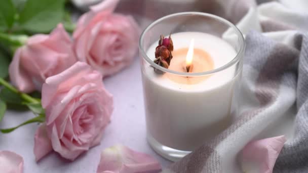 桌上放着芬芳的蜡烛 把蜡烛放进罐子里 在温泉和家中进行芳香疗法和放松 — 图库视频影像