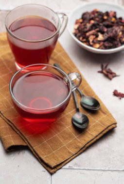 Bir bardak sıcak amberçiçeği çayı ve kurutulmuş Hibiscus çay yaprakları.. 