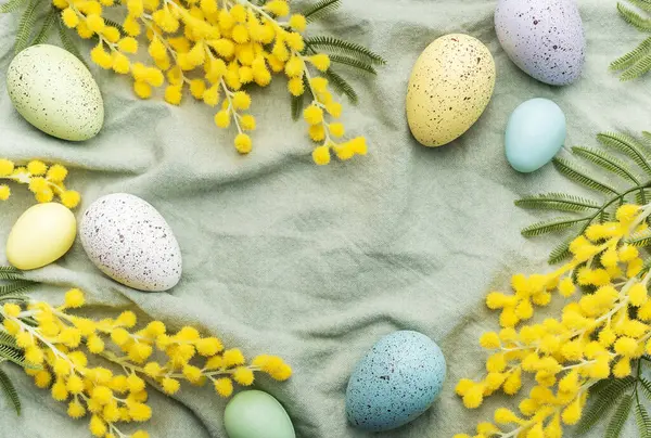 Värikäs Pääsiäismunia Mimosa Kukkia Vihreällä Tekstiili Tausta Top Näkymä Kopioi — kuvapankkivalokuva