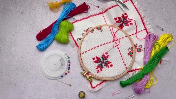 テーブルの色の糸およびさまざまな縫う付属品が付いている刺繍 — ストック動画