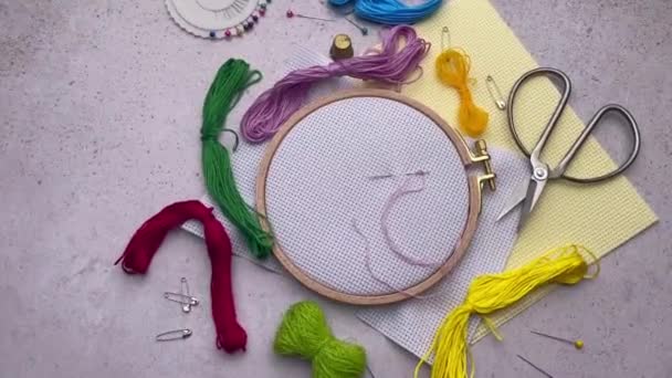 テーブルの刺繍フープ 糸および他の付属品 — ストック動画