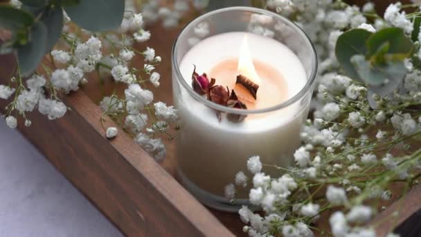 Duftkerze Auf Dem Tisch Sojakerzen Glas Aromatherapie Und Entspannung Wellnessbereich — Stockvideo