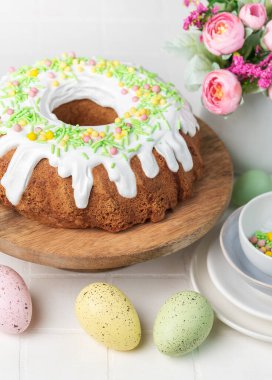 Paskalya Yumurtalı Paskalya Tavşanı Keki. Ev yapımı vanilyalı kek.. 