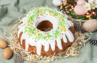 Paskalya Yumurtalı Paskalya Tavşanı Keki. Ev yapımı vanilyalı kek..