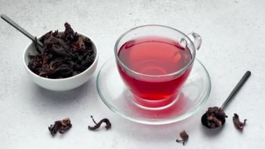 Bir bardak sıcak amberçiçeği çayı ve kurutulmuş Hibiscus çay yaprakları.. 