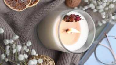 Masada romatik mum var. Kavanozdaki soya mumları. Aromaterapi ve spa 'da ve evde rahatlamak.. 