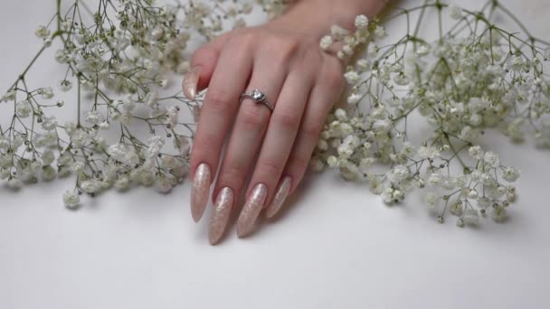 用珠光指甲油修整过的钉子 钉子上涂满了白色背景的珍珠胶抛光剂 — 图库视频影像